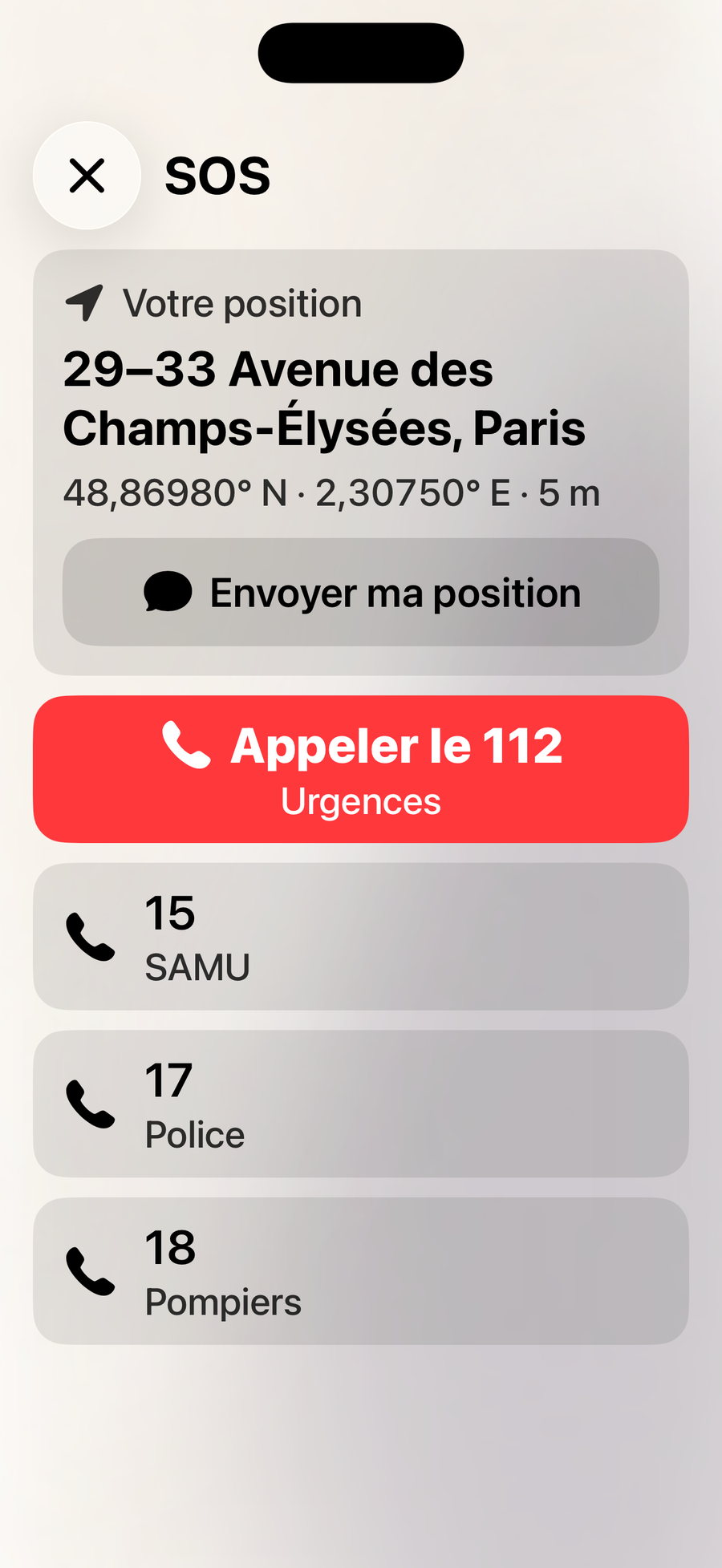L’écran SOS de CarOS avec le numéro d’urgence du pays